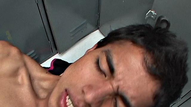 Смотри, как испанский твинг получает по полной в раздевалке