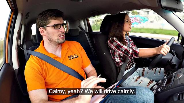 пирсингованная брюнетка в очках трахается с инструктором в колготках