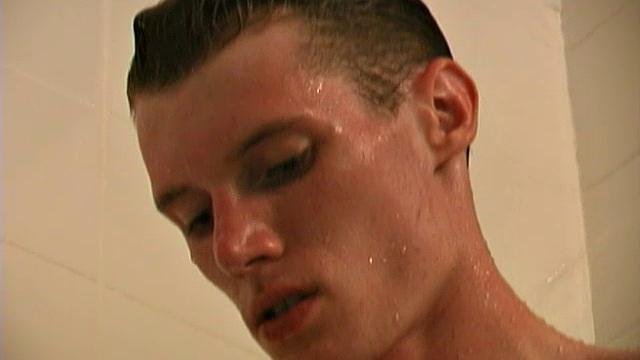 Джастин Слейтер дрочит свой член и кончает мощно