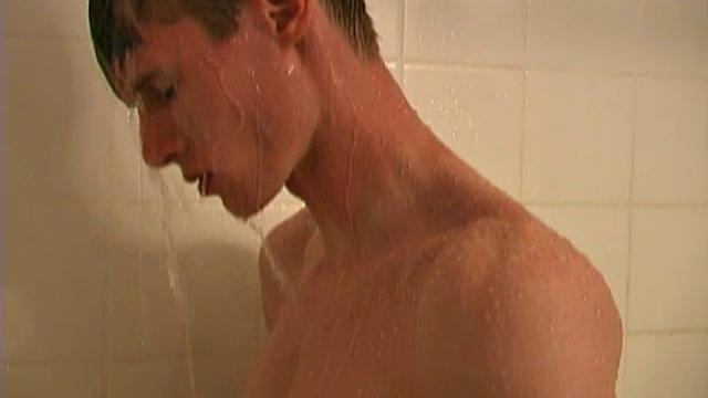 Джастин Слейтер дрочит свой член и кончает мощно