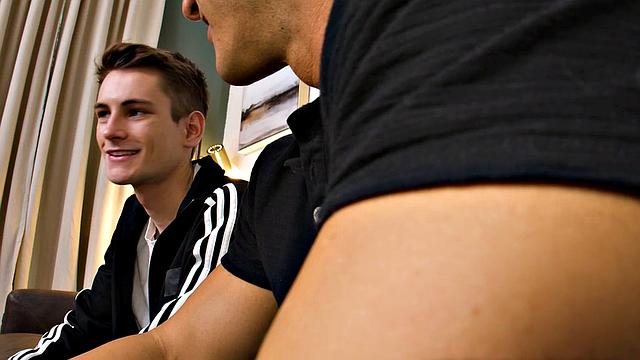 жаркие мускулистые парни жёстко трахаются втроём без резины