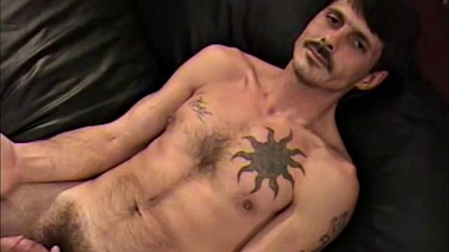 зрелый мужик не щадит себя и мощно кончает рукой