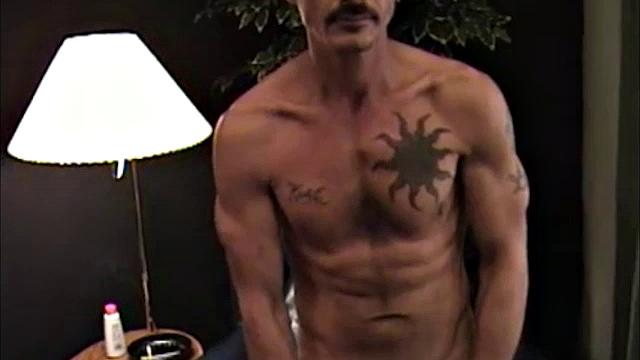 зрелый мужик не щадит себя и мощно кончает рукой