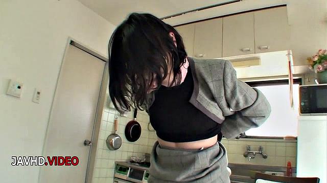 Зрелая азиатка Kiyoe Majima весело балуется вибратором, её пизда явно заценила новинку.