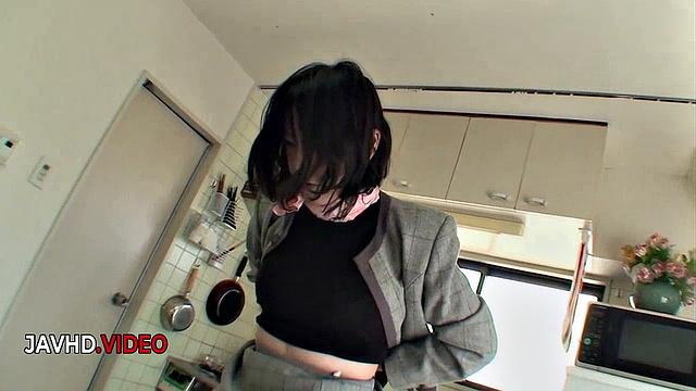 Зрелая азиатка Kiyoe Majima весело балуется вибратором, её пизда явно заценила новинку.