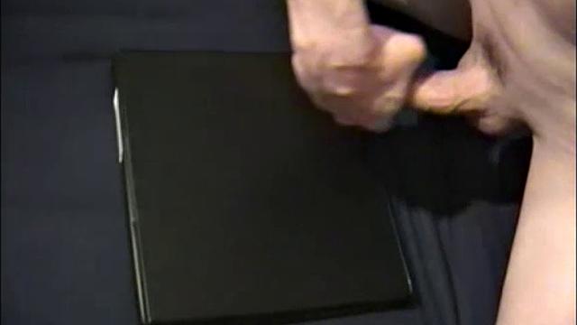 Мэтт раздевается и его жёстко трахают на работе