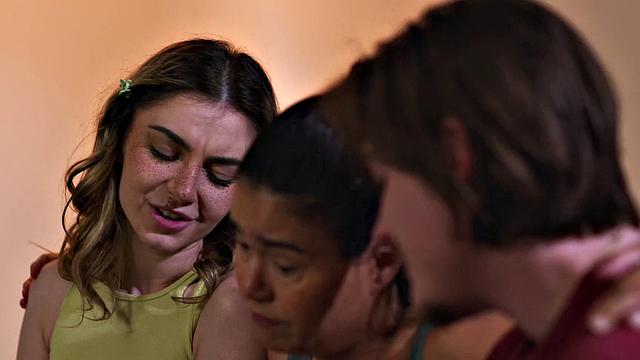 страстная мачеха утешает сына и его девушку горячим сексом втроём