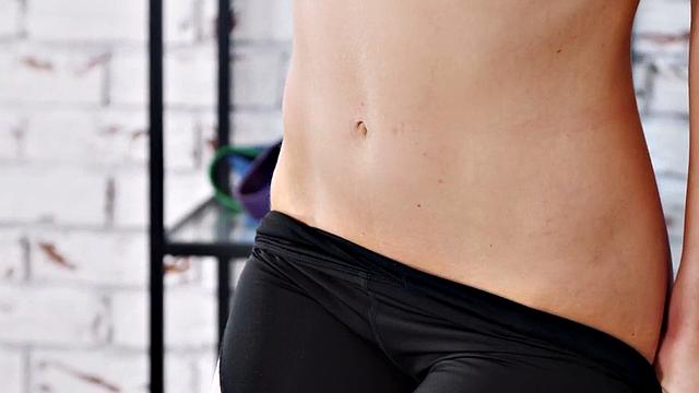 Bisexual gym babe gets threesome pussyrammed after workout