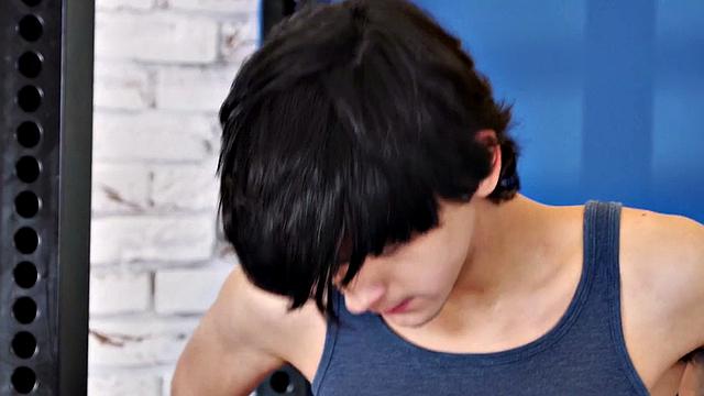 Bisexual gym babe gets threesome pussyrammed after workout