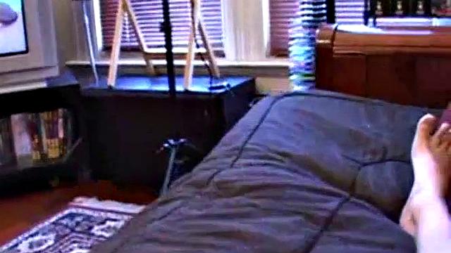 Джей Райли дрочит и мощно кончает на камеру