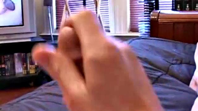 Джей Райли дрочит и мощно кончает на камеру