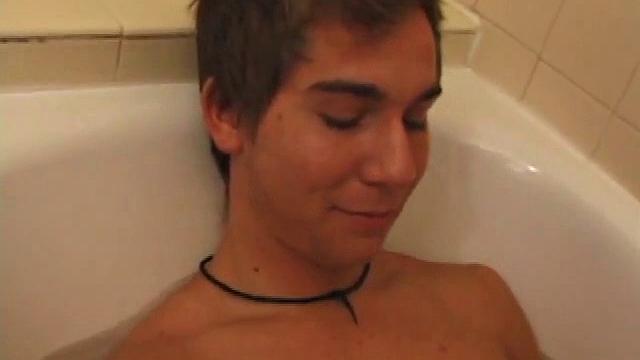 Брок не сдерживает себя и мощно дрочит на камеру