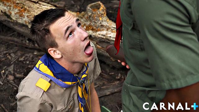 Скаут Зак забывает про костер и устраивает голый марафон в душе