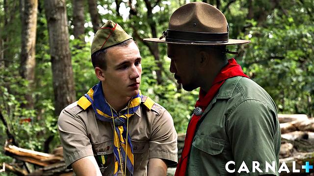 Скаут Зак забывает про костер и устраивает голый марафон в душе