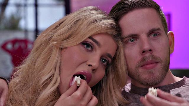 кино закончилось, а ее транс-член оказался в моих руках