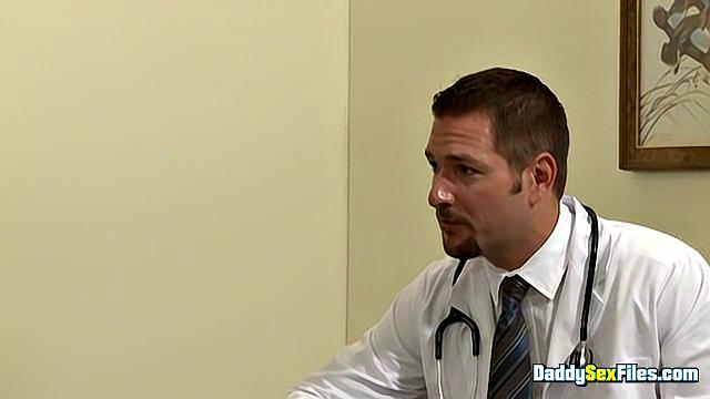 Доктор Дэдди вводит член - Эндрю Джастис, Томми Делюка и Мэтт Сайзмор
