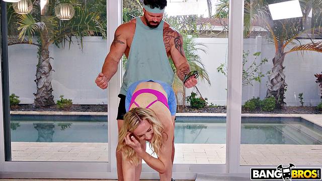 Лилли Джеймс получает глубокую тренировку от GI Joey дома, кончает на лицо и в пизду, зрелая блондинка с большими сиськами наслаждается сексом с тренером в миссионерской и наезднице, любительское домашнее порно с кремпаем и минетом.