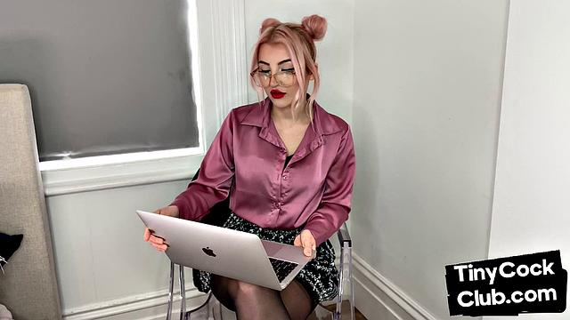 британская госпожа смеётся над фото маленьких членов