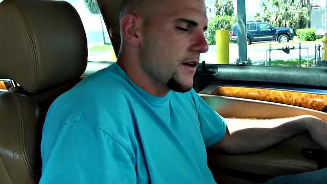 тори скачет на jmac в позе наездницы, её большие чёрные сиськи трясутся