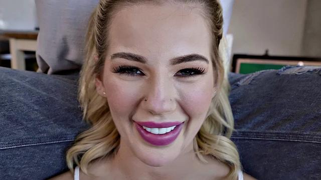 Блондинка с пухлыми сосками скачет в позе наездницы и получает кунилингус на диване