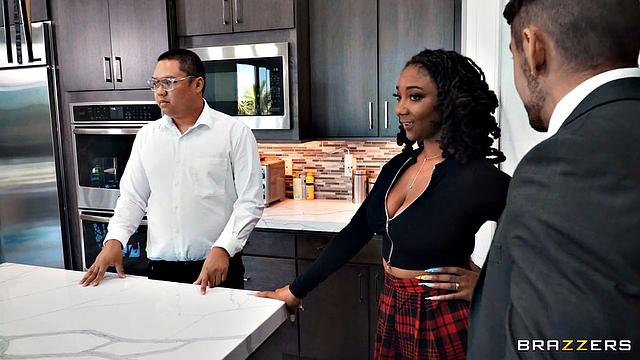 жена на каблуках соблазняет риэлтора прямо на показе