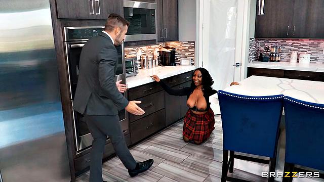 жена на каблуках соблазняет риэлтора прямо на показе