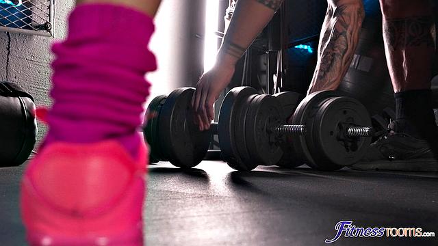 Venera Maxima рвёт жопу в спортзале на мощном члене Andrew Goseа, пока течёт от анала и жёсткого фитнеса.