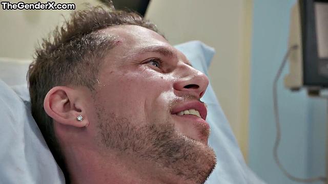 Транс-медсестра в чулках развлекает пациента горячей дырочкой в палате.