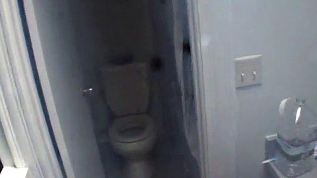 брюнетка с большими сиськами трахается в миссионерской и ловит сперму