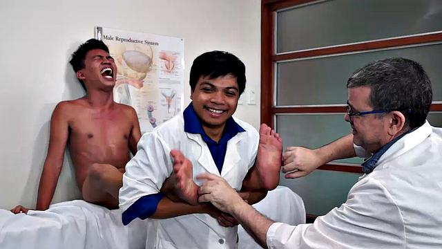 джуда на растяжке в гей-клинике щекотки у доктора