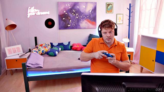 геймер забил на игру ради итальянской с сиськами