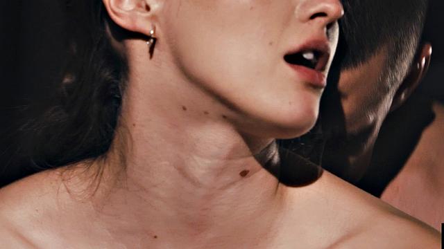 Шикарная брюнетка с нежными сосками дрочит киску и трахается в спальне