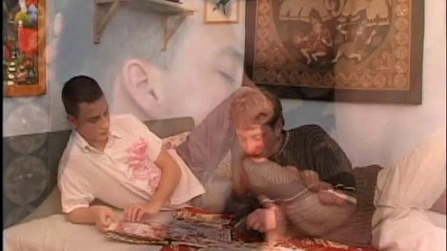 дружки решили по-жёсткому, нафиг резинки и стыд