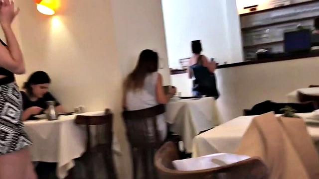 изменщица-блондинка тайно трахается с незнакомцем в лондоне