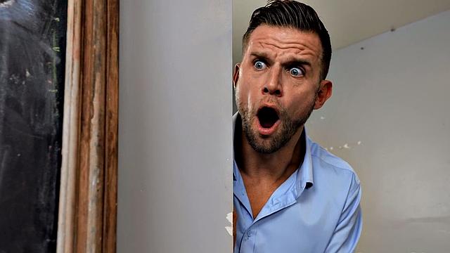 мужик доводит до сквирта двух шлюх в тройничке