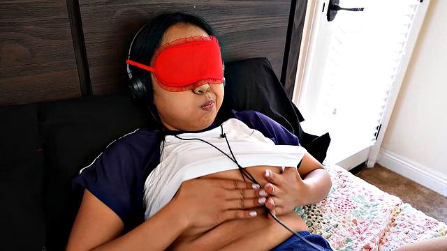 брюнетка в футболке и чулках трахается с завязанными глазами на кровати