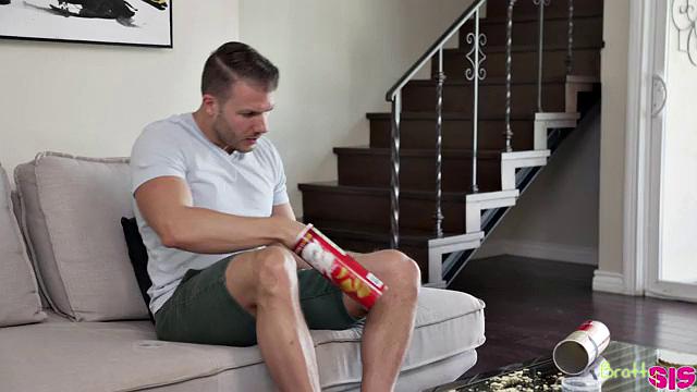 смотри, как alex kane сосет и катается на члене своего сводного брата