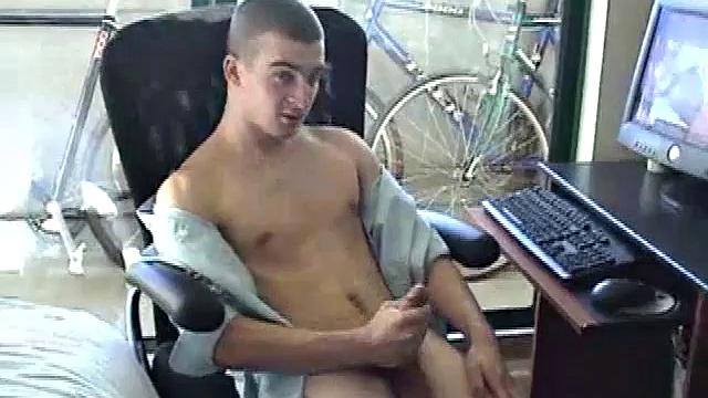 Даррел возвращается с работы, раздевается и мощно дрочит своё толстое хозяйство