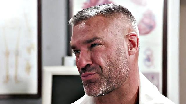 доктор трахается с волосатой женой при муже