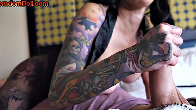 Curvy police babe pegs her BF after facesitting him