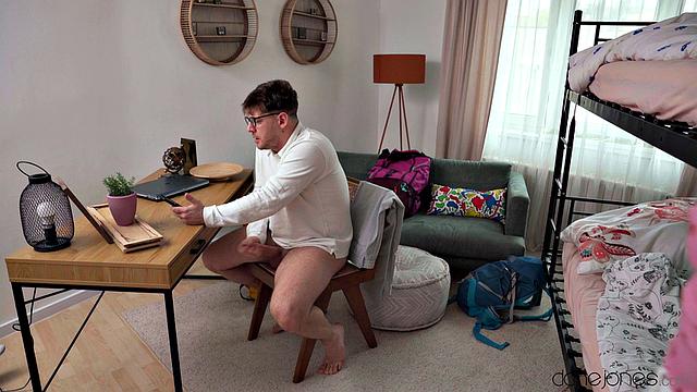 Making blonde roommate squirt