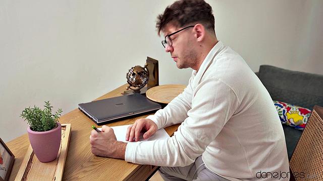 Making blonde roommate squirt