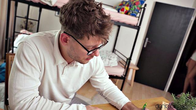 Making blonde roommate squirt