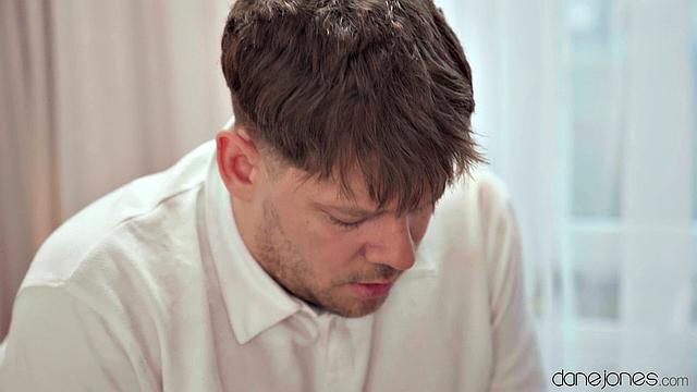 Making blonde roommate squirt