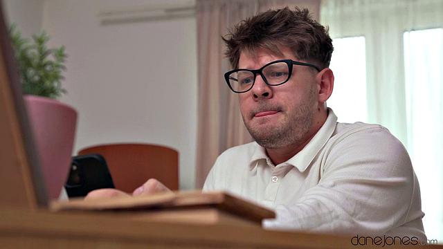 Making blonde roommate squirt