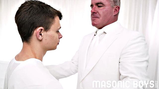 волосатый жеребец преданно обслуживает члена сильного мужика