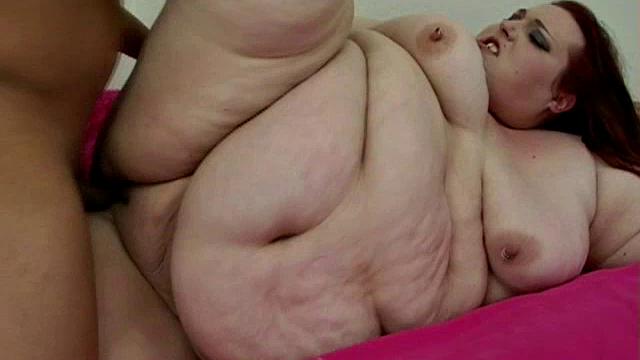 рыжая ssbbw раздвигает толстые ляжки под черный хер