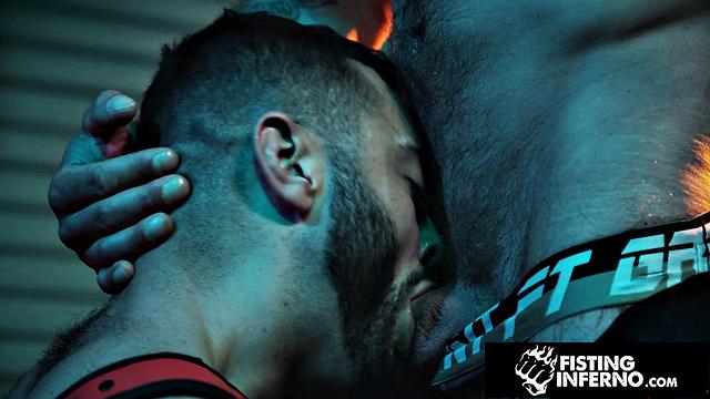 мускулистый топ кончает в волосатую жопу парня