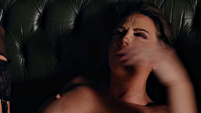 abigail mac раздевается перед danny d и заводит его