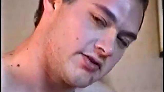 Lucky Johnson дрочит свой большой член перед камерой.